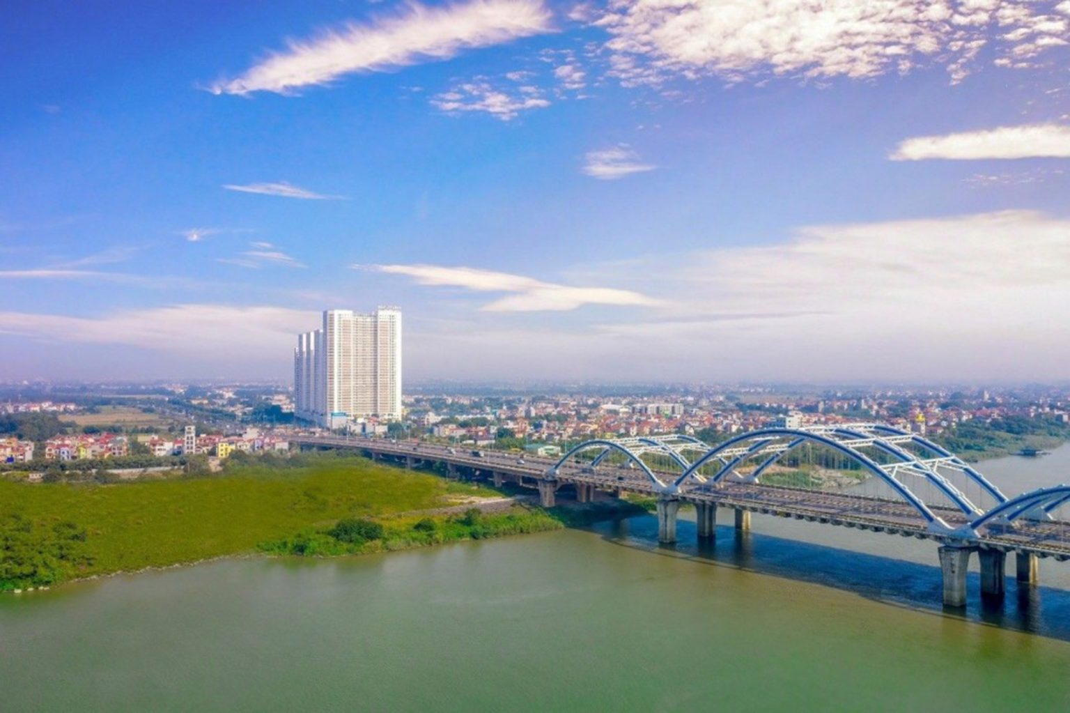 Không gian đô thị ven sông với cảnh quan cây xanh và mặt nước